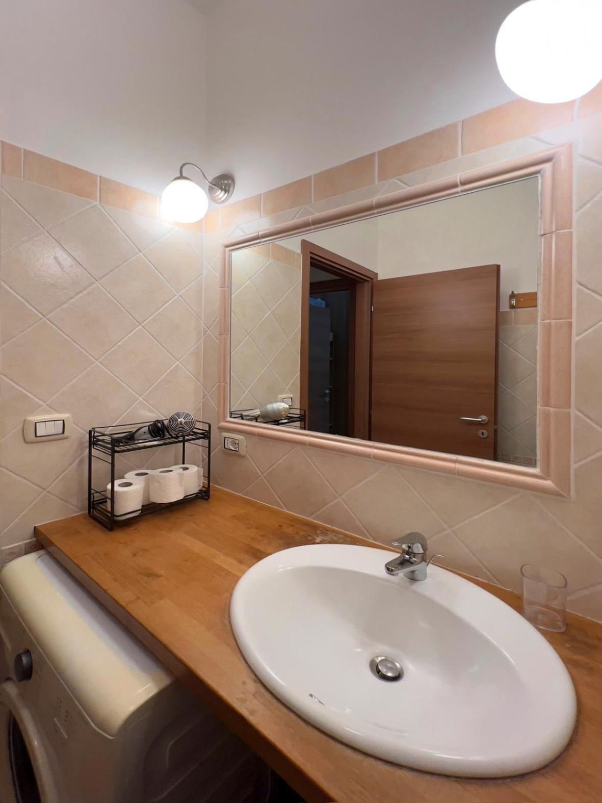Spacious Near St Peter's Church Apartment Rom